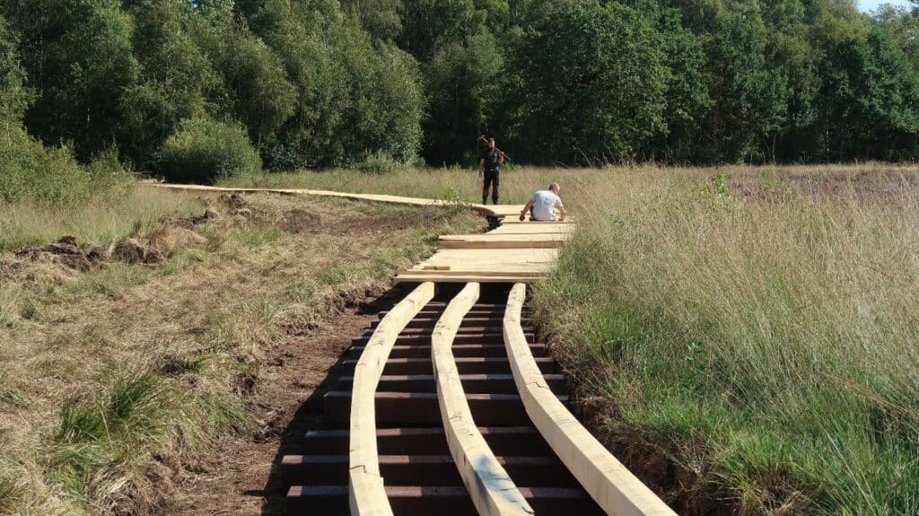 Der Bau des neuen Bohlenweges